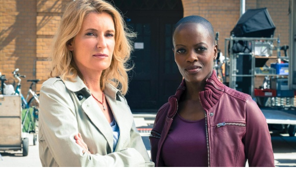 Drehstartfoto vom "Tatort – Born To Die": Maria Furtwängler (Charlotte Lindholm) und Florence Kasumba (Anais Schmitz).