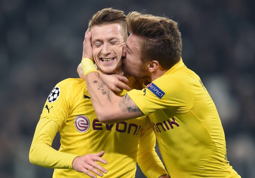 FUSSBALL CHAMPIONS LEAGUE SAISON 2014/2015 ACHTELFINAL HINSPIEL Juventus Turin - Borussia Dortmund 24.02.2015 Echte Liebe nach dem Tor zum 1:1: Torschuetze Marco Reus und Ciro Immobile (v.l., beide Bo ...