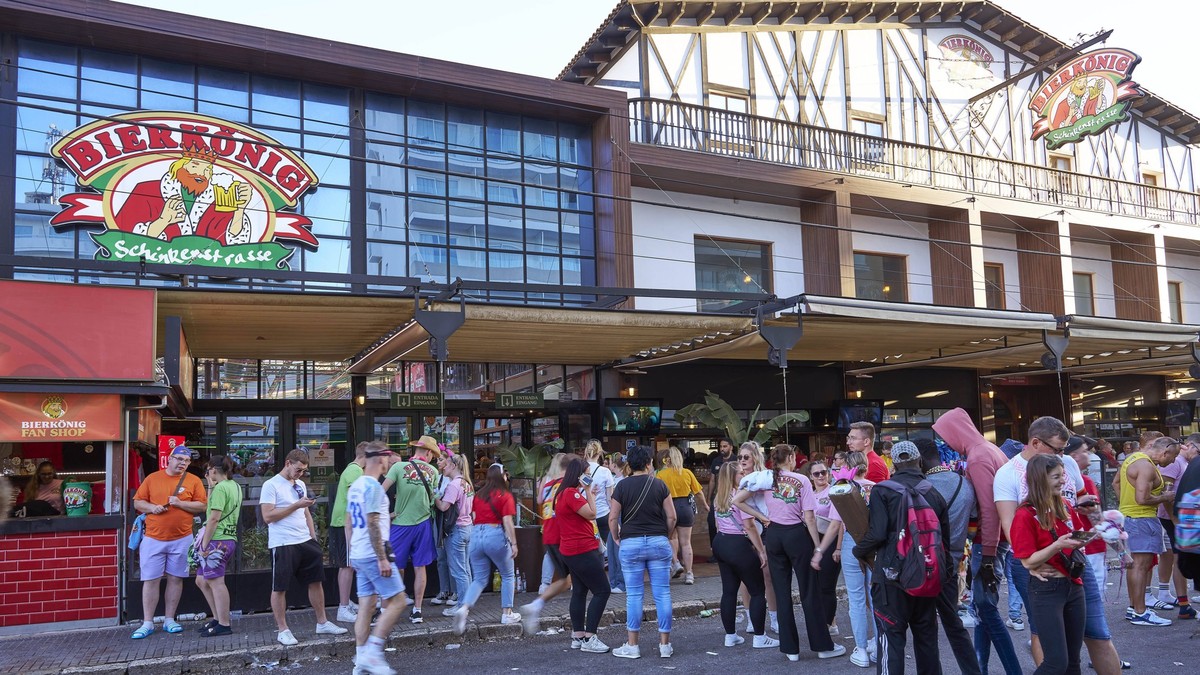Die Schinkenstraße beim Saison-Closing 2023 auf Mallorca. S Arenal, 26.10.2023 *** The ham road at the season closing 2023 in Mallorca S Arenal, 26 10 2023 Foto:xU.xStammx/xFuturexImagex mallorca_3077