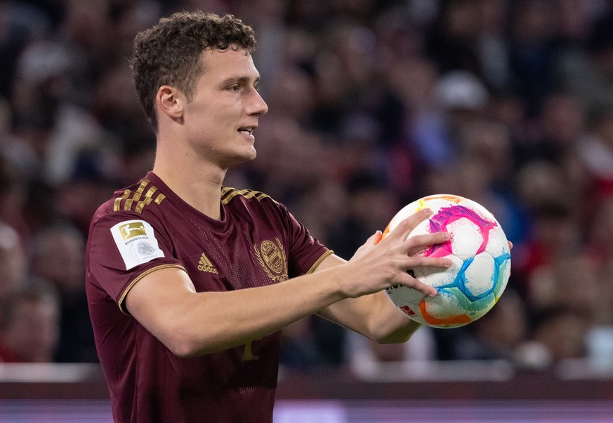 ARCHIV - 30.09.2022, Bayern, M�nchen: Fu�ball: Bundesliga, Bayern M�nchen - Bayer Leverkusen, 8. Spieltag in der Allianz Arena. Benjamin Pavard von M�nchen beim Einwurf. (zu dpa: �Verteidiger Pavard l ...