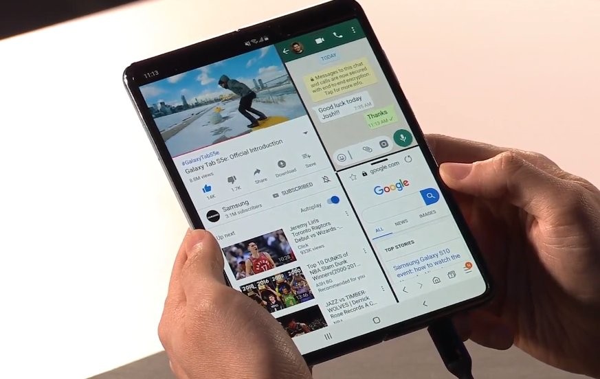 Das Galaxy Fold kann aufgeklappt drei Apps gleichzeitig ausführen.