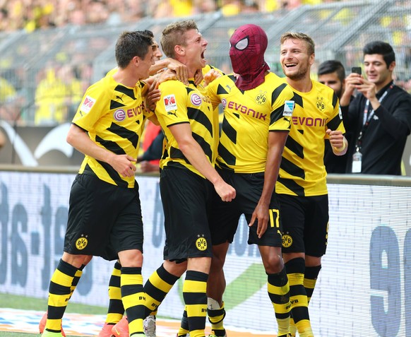 Aubameyang in Dortmund-Trikot mit Spiderman-Maske.