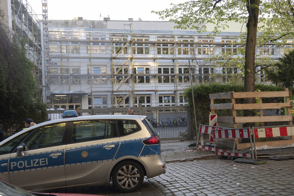 04.05.2023, Berlin: Ein Polizeiwagen steht am frühen Morgen vor der evangelischeb Schule Neukölln an der Mainzer Straße. Dort hatte gestern Nachmittag ein Mann aus bislang ungeklärten Gründen zwei Sch ...