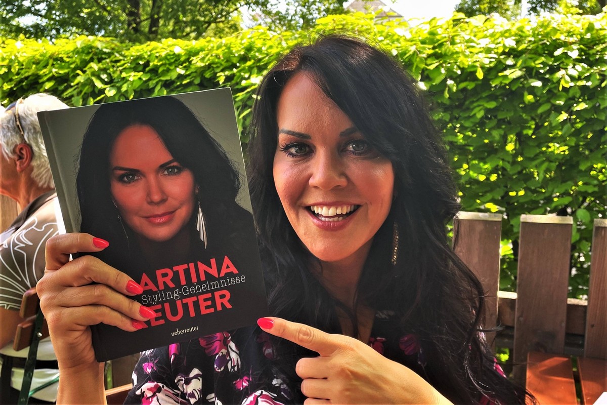 Martina Reuter, geboren in Wien, ist eine österreichische Fernsehmoderatorin und Modejournalistin. Seit August 2022 gehört sie zum Moderationsteam vom Sat1 -Frühstücksfernsehen *** Martina Reuter, bor ...