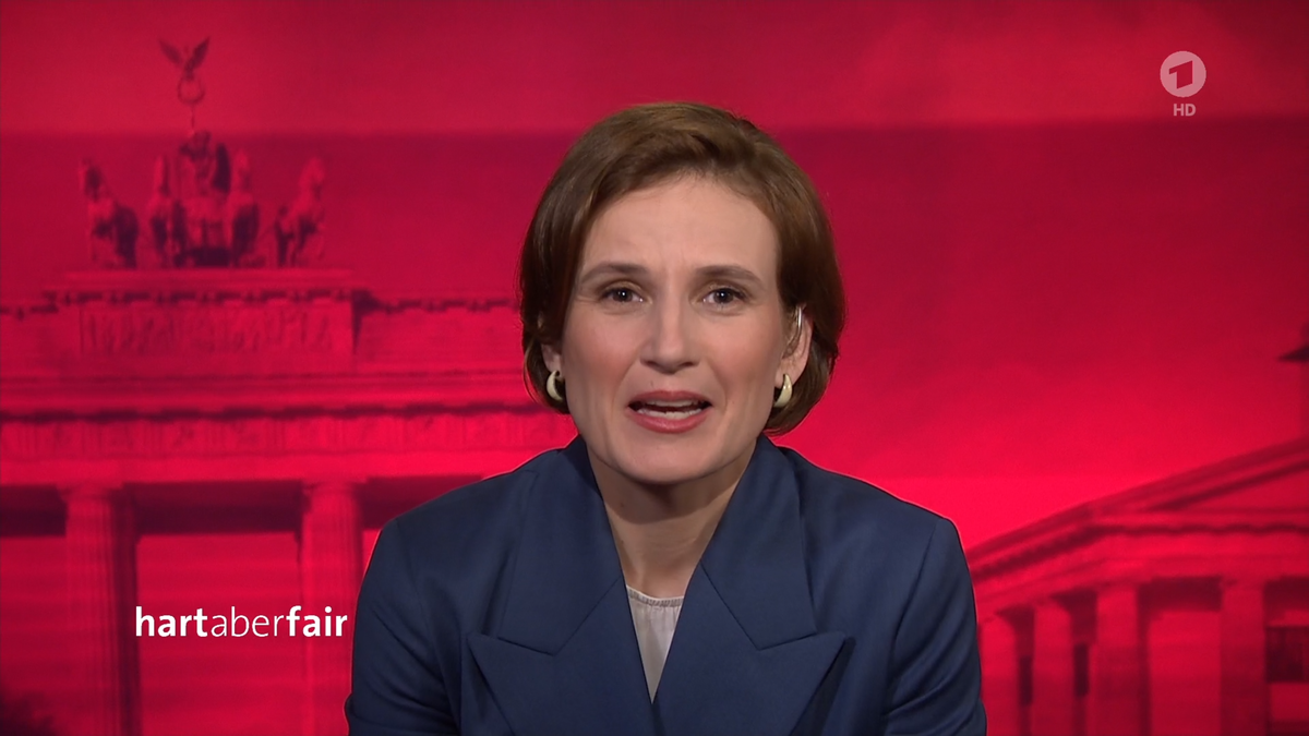 Katja Kipping (Linke) irritiert die Zuscher mit ihrem Lächeln.