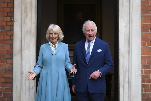 17.05.2023, Großbritannien, London: König Charles III. und Königin Camilla verlassen die St Paul&#039;s Church, auch Actors Church genannt, im Rahmen eines Rundgangs durch Covent Garden. Der Rundgang  ...