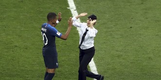Sie schafften es bis zu Mbappé – Die Final-Flitzer waren wohl von Pussy Riot 