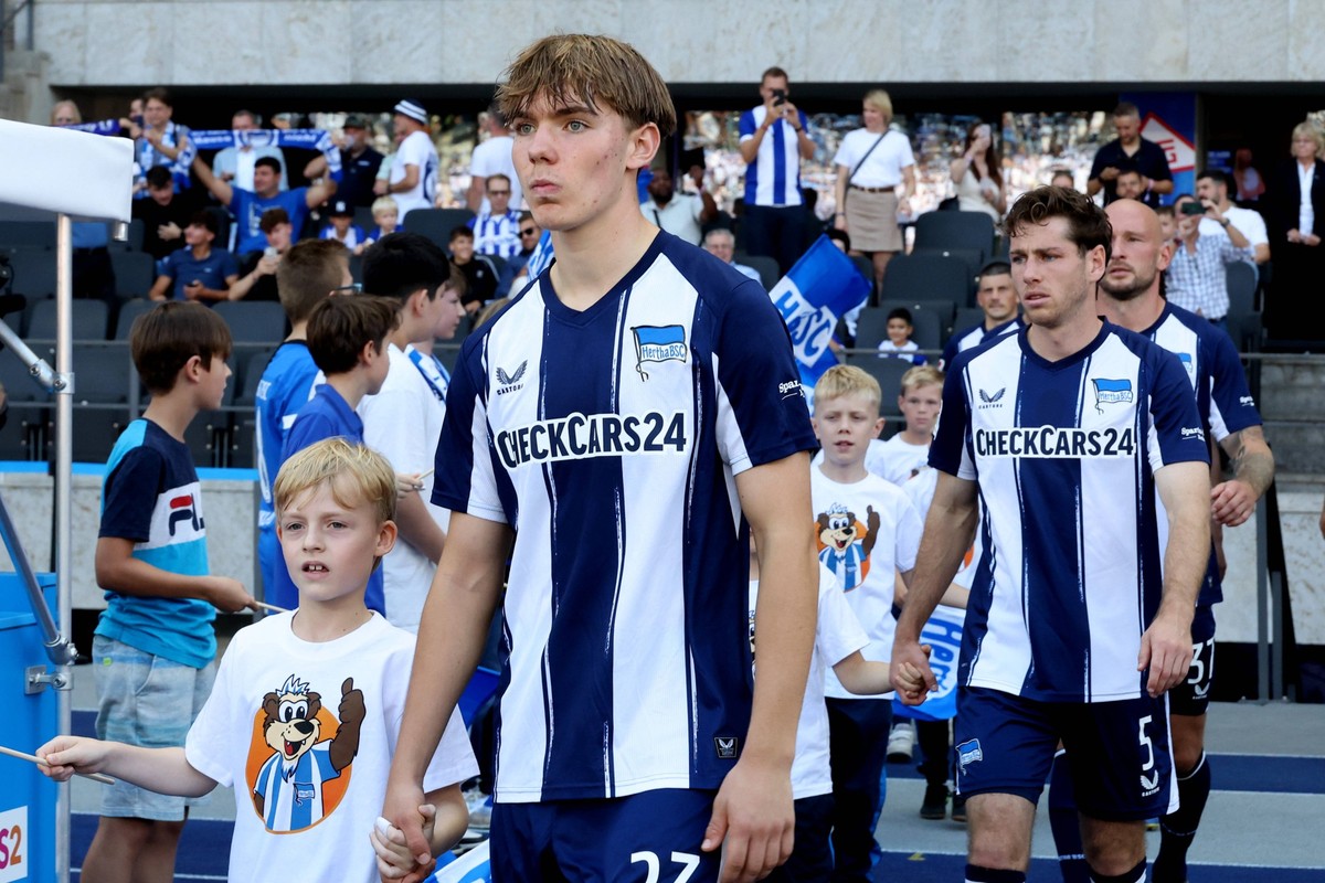 DEU, DFL, 2. FBL, Hertha BSC vs. Paderborn, / 20.09.2025, Berliner Olympiastadion, Berlin, DEU, DFL, 2. FBL, Hertha BSC vs. Paderborn, im Bild Kennet Eichhorn Hertha BSC Berlin 23 DFL - regulations pr ...