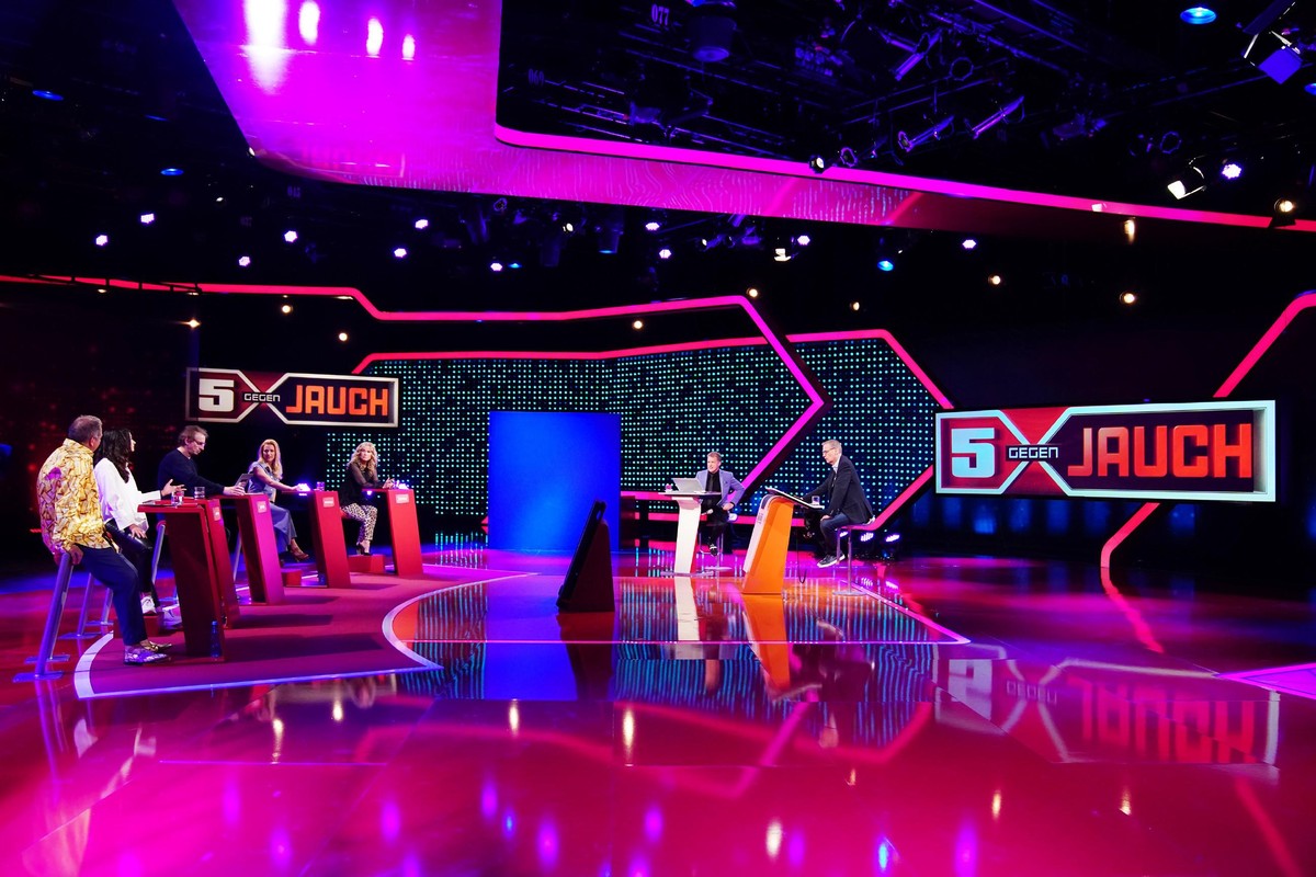 Die prominenten Gegner von Günther Jauch (r.). V.l.: Kai Ebel, Amira Pocher, Ingolf Lück, Stefanie Hertel und Katja Burkard. In der Mitte Moderator Oliver Pocher. Die Verwendung des sendungsbezogenen ...