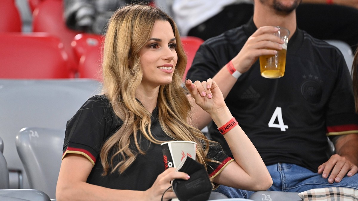 WM 2022 DFBSpielerfrau meckert im Stadion und löscht das Statement