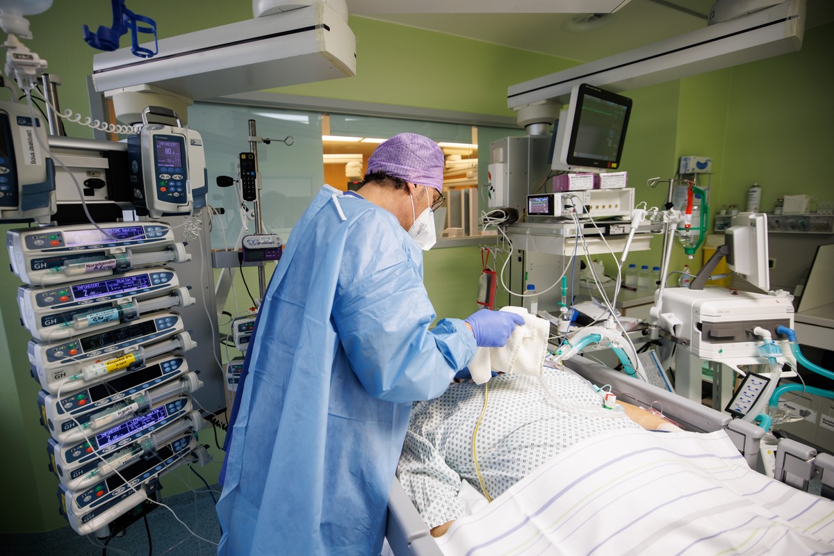 ARCHIV - 19.11.2021, Bayern, Gauting: Lorenz Nowak, Chefarzt der Klinik f�r Intensivmedizin, arbeitet in Schutzkleidung in einem Intensivbett-Zimmer in der Asklepios Klinik am Bett eines �ber einen Lu ...