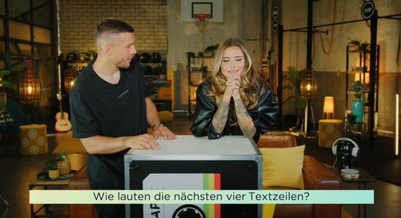 Sophia Thomalla und Lukas Podolski müssen einen Rammstein-Song vervollständigen.