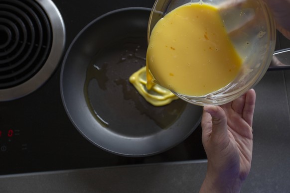 Pouring egg mixture into frying pan Zeeland, NB, Netherlands PUBLICATIONxINxGERxSUIxAUTxONLY CR_GAWA200701-425641-01