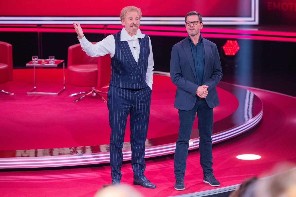 11.12.2022, Nordrhein-Westfalen, Hürth: Thomas Gottschalk (l) und Karl-Theodor zu Guttenberg, Moderatoren, stehen beim RTL-Jahresrückblick &quot;Menschen, Bilder, Emotionen 2022&quot; im Studio. Foto: ...