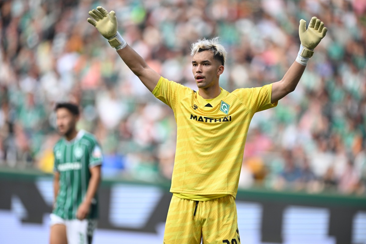 ARCHIV - 20.09.2025, Bremen: Fußball: Bundesliga, Werder Bremen - SC Freiburg, 4. Spieltag, im Weserstadion. Torwart Mio Backhaus (Werder Bremen) wartet auf eine Ecke. (zu dpa: «Werder-Torwart Mio Bac ...
