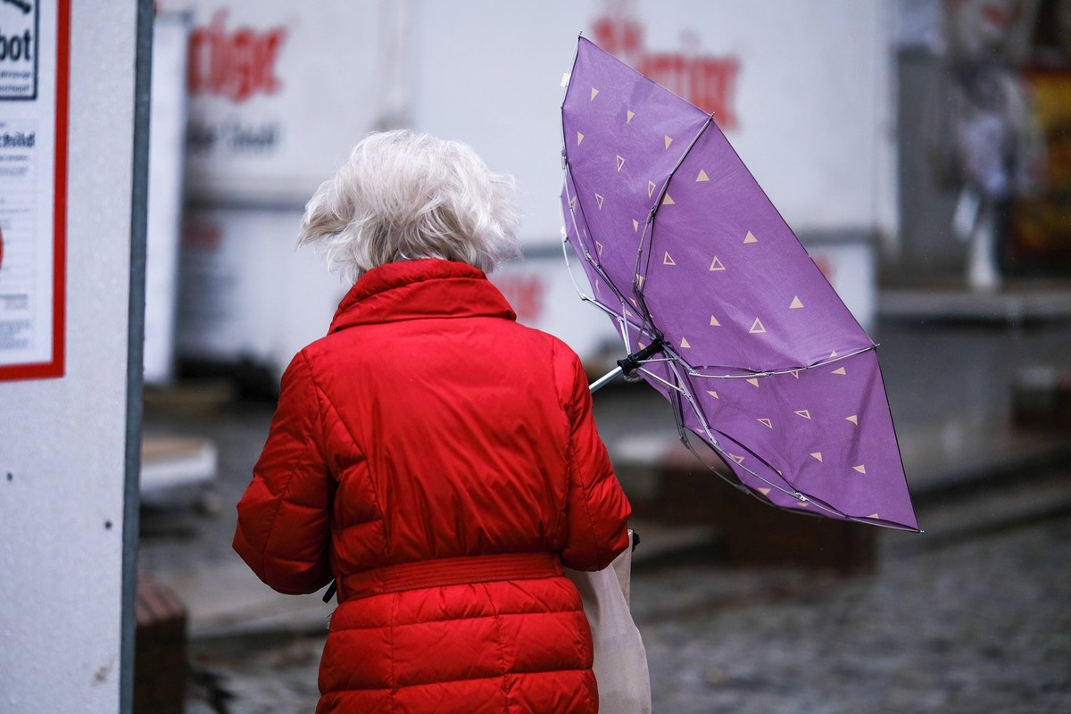 Düsseldorf 21.12.2023 Wetter Regen Regenschirm Klimawandel Platzregen Regenwetter Sturm Windig Sturmtief Regenfront Unwetter Tiefdruckgebiet Klimawandel Platzregen Windböen Sturmflut Düsseldorf Nordrh ...