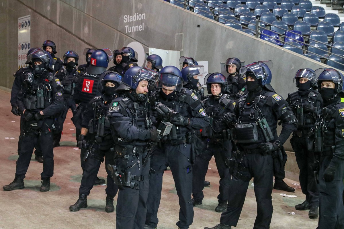 UEFA Champions League - Eintracht Frankfurt - SSC Neapel am 21.02.2023 im Deutsche Bank Park in Frankfurt Die Polizei hat im Stadion die Gästefans aus Neapel im Griff *** UEFA Champions League Eintrac ...