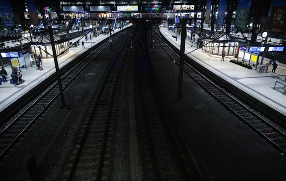 07.03.2024, Hamburg: Nur wenige Reisende stehen an den Gleisen im Hauptbahnhof und warten auf einen Zug. Im Tarifstreit mit der Deutschen Bahn hat die Gewerkschaft GDL zu jeweils 35-st�ndigen Streiks  ...