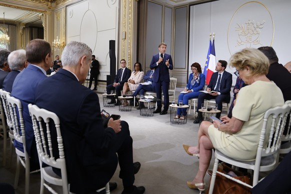 04.07.2023, Frankreich, Paris: Emmanuel Macron (M), Präsident von Frankreich, spricht während eines Treffens im Elysee-Palast zu den Bürgermeistern aus Städten und Gemeinden, in denen die Ausschreitun ...