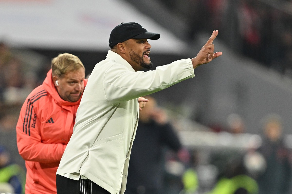 Bayern&#039;s head coach Vincent Kompany gives instructions from the side line during the Bundesliga soccer match between Bayern Munich and Borussia Dortmund in Munich, Germany, Saturday, Oct. 18, 202 ...