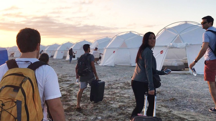 FYRE, festivalgoers at the Fyre Music Festival, 2019. Netflix / courtesy Everett Collection ACHTUNG AUFNAHMEDATUM GESCHÄTZT PUBLICATIONxINxGERxSUIxAUTxONLY Copyright: xNetflix/CourtesyxEverettxCollect ...