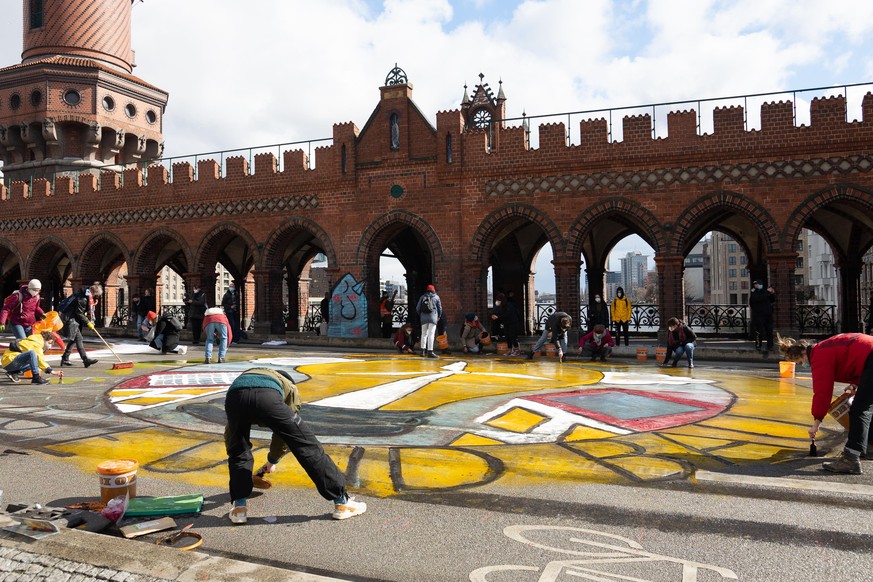 Jugendliche haben ein riesiges Kunstprojekt auf der Oberbaumbrücke in Berlin gestartet.