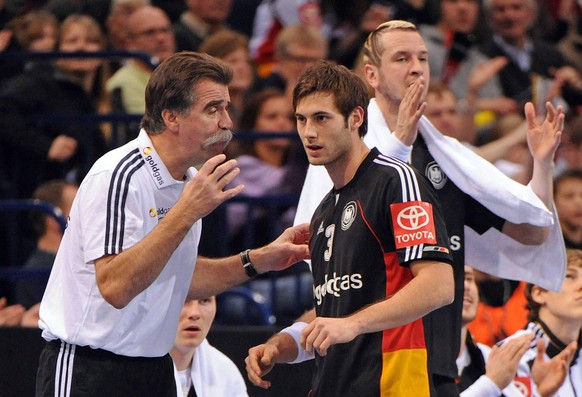 Bildnummer: 07118819 Datum: 03.01.2011 Copyright: imago/Heuberger
Vorbereitungsspiel Deutschland (Schwarz) - Schweden (Gelb): Bundestrainer Heiner Brand li. und Uwe Gensheimer Mitte. Pascal Hens; Han ...