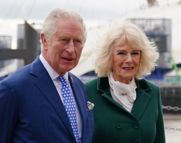 ARCHIV - 03.02.2022, Großbritannien, London: Charles (l-r), damaliger Prinz von Wales und Gründer und Präsident der Stiftung «The Prince&#039;s Foundation», und seine Frau Camilla treffen zu einem Bes ...