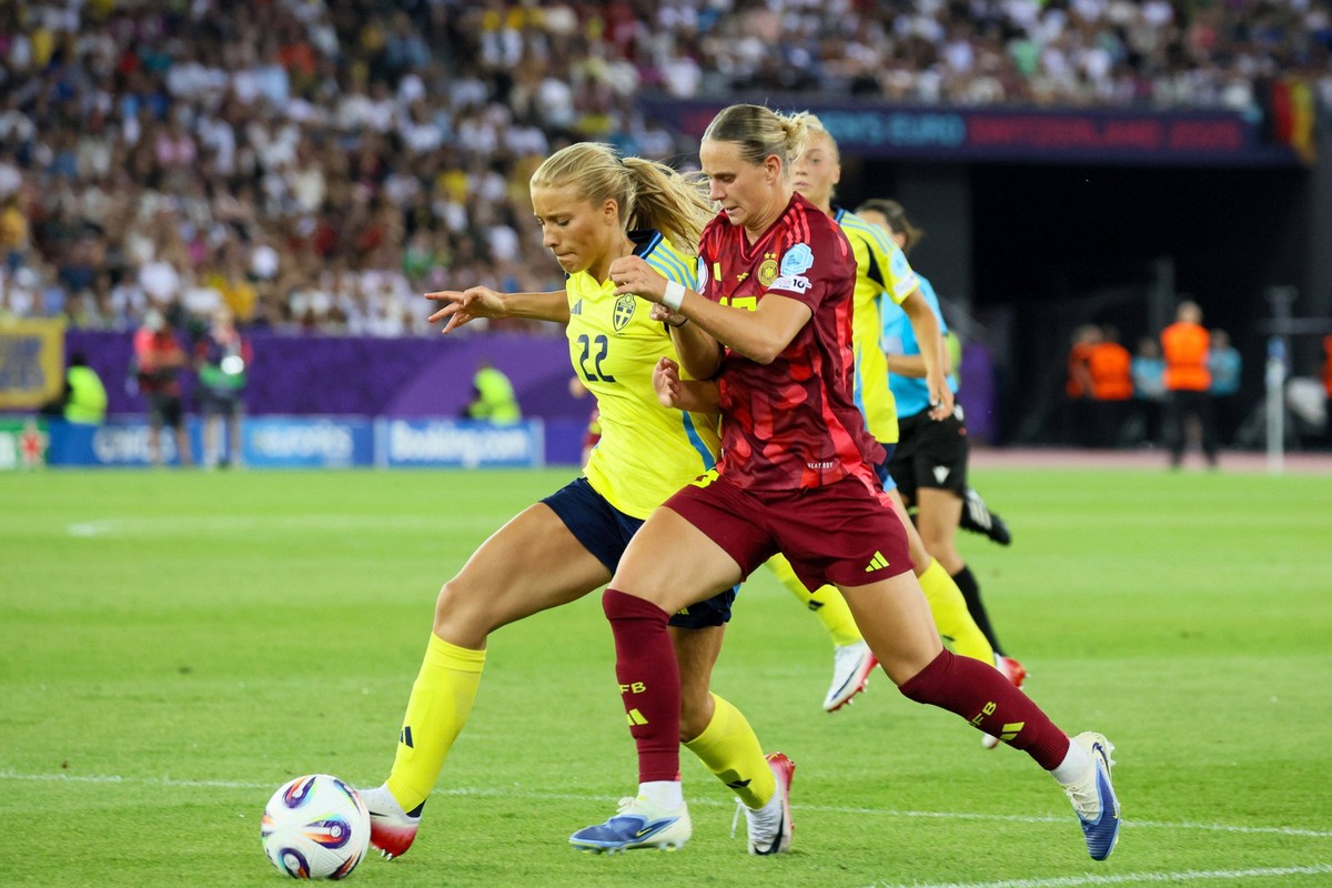 Z�rich, Schweiz 12. Juli 2025: UEFA - Euro 2025 Woman - Schweden vs. Deutschland Im Bild: v.li. im Zweikampf Smilla Holmberg Schweden und Klara B�hl / Buehl Deutschland beim WEURO 2025 Spiel im Stadio ...