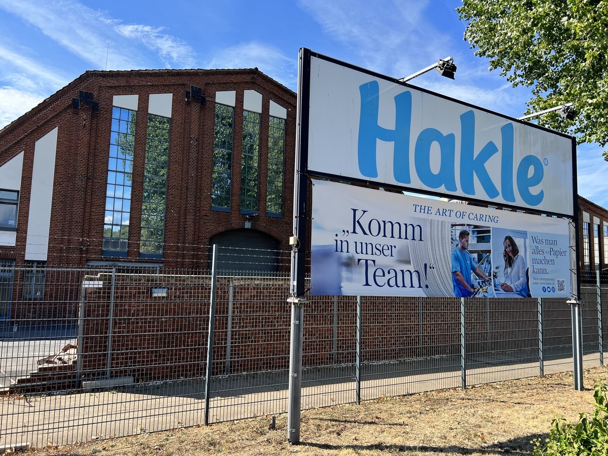 05.09.2022, Nordrhein-Westfalen, D�sseldorf: Ein Schild steht vor der Zentrale des Hygienepapier-Herstellers Hakle. Die Firma hat ein Insolvenzverfahren in Eigenverwaltung beantragt. (zu dpa �Toilette ...