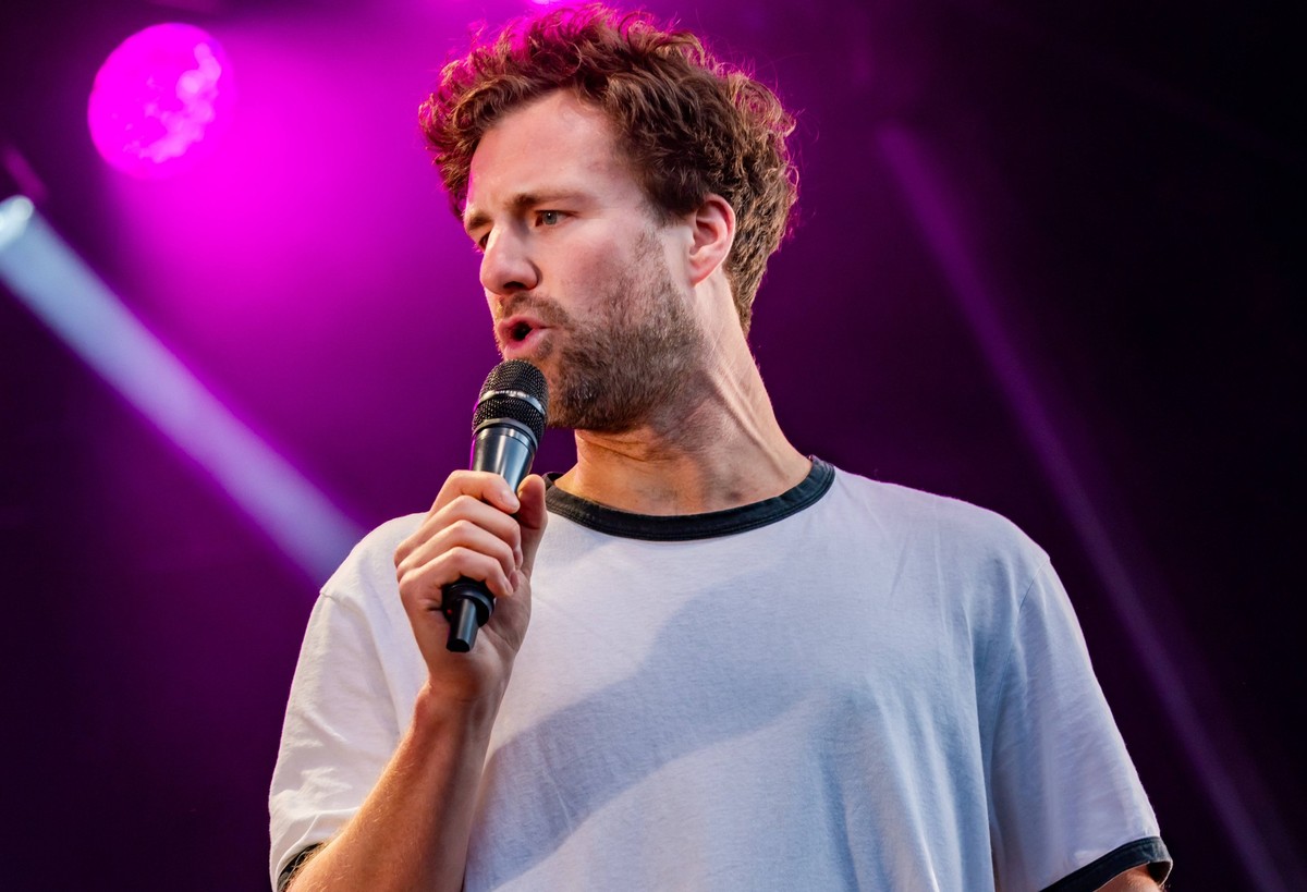 Nightwash Open Air beim BonnLive Open Air auf dem Telekom Campus in Bonn Beuel 29.05.2024 Comedian Luke MOCKRIDGE beim Live Auftritt bei der Comedy Reihe Nightwash Open Air auf dem BonnLive Open Air a ...