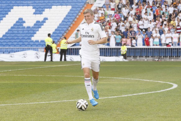 Toni Kroos hatte bei seiner Präsentation trotz der blauen Schuhe offensichtlich gute Laune.