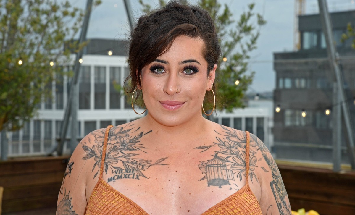 Jolina Mennen - LIPTON ISLAND RELEASE DINNER X TWENTY4TIM in der Strandbar MonBerg in Monheim am Rhein am 12.06.2024 *** Jolina Mennen LIPTON ISLAND RELEASE DINNER X TWENTY4TIM at the Strandbar MonBer ...