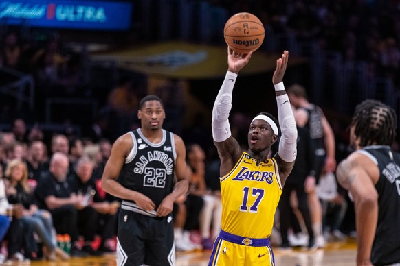 25.01.2023, USA, Los Angeles: Basketball: NBA, Hauptrunde, Los Angeles Lakers - San Antonio Spurs. Nationalmannschafts-Kapitän Dennis Schröder (17) wirft einen Freiwurf.. Foto: Maximilian Haupt/dpa ++ ...