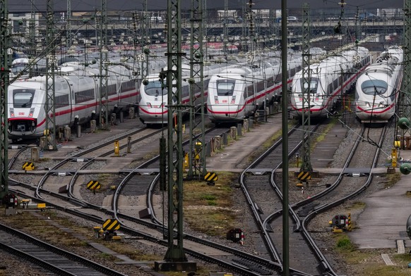 ARCHIV - 27.03.2023, Bayern, München: ICE-Züge stehen während eines Streiks dicht an dicht ausserhalb des Hauptbahnhofs. Der bundeseigene Konzern geht für das laufende Jahr von rund 155 Millionen Fahr ...