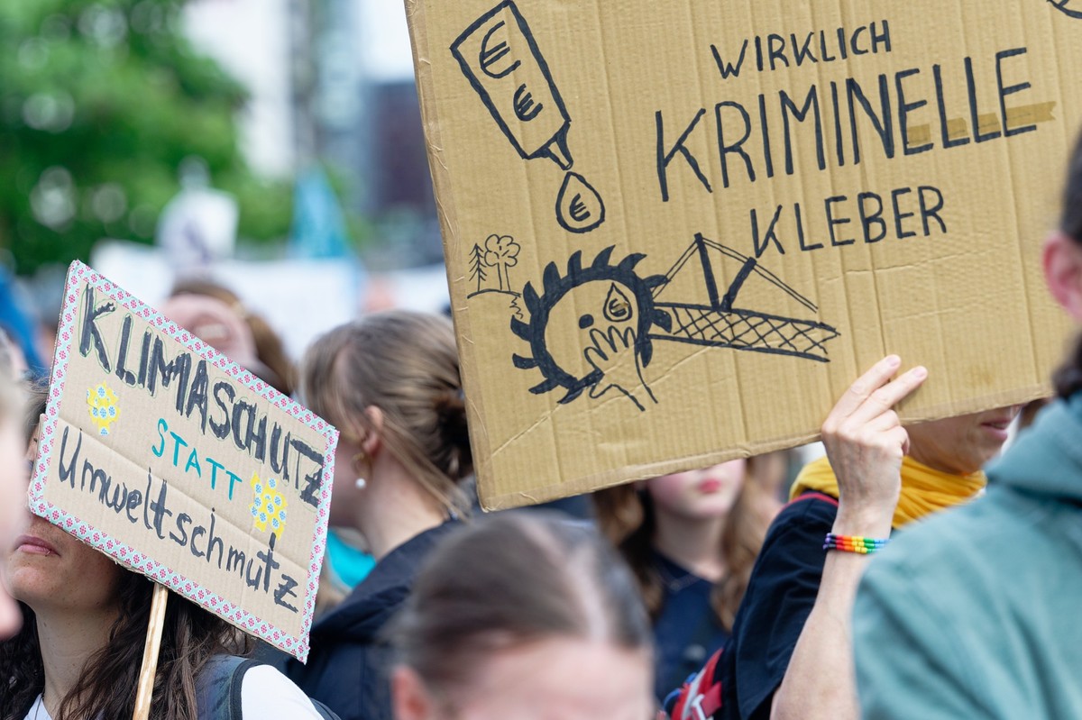 ARCHIV - 31.05.2024, Nordrhein-Westfalen, Köln: Teilnehmer halten bei einer Demonstration von Fridays for Future ein Plakat mit der Aufschrift &quot;Klimaschutz statt Umweltschmutz&quot; und &quot;Wir ...