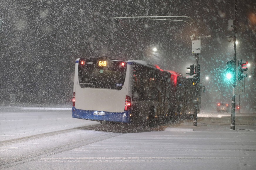 29.11.2023, Wuppertal, Wintereinbruch in Wuppertal und Umgebung, Heftige Schneef