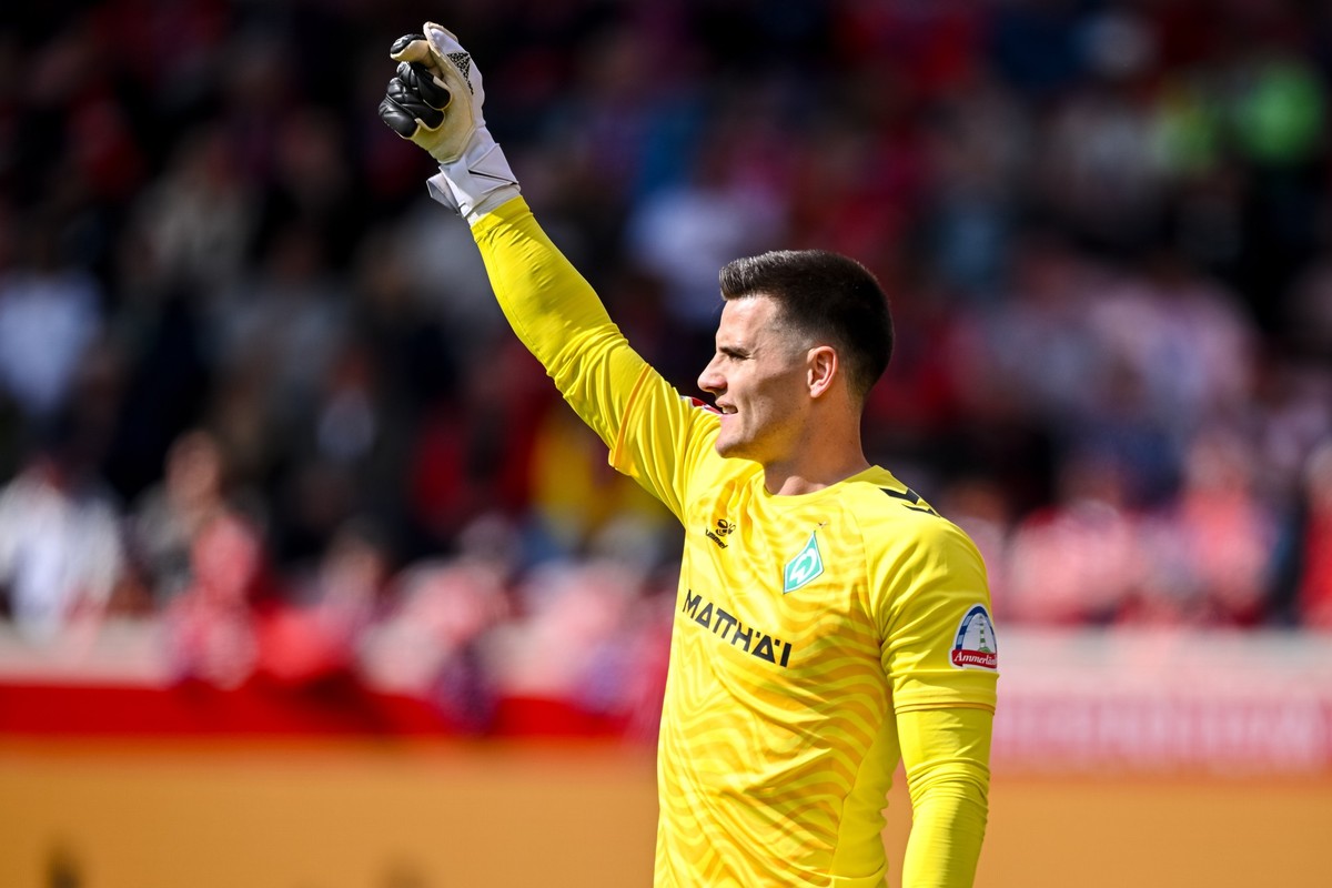 ARCHIV - 17.05.2025, Baden-Württemberg, Heidenheim: Fußball: Bundesliga, 1. FC Heidenheim - Werder Bremen, 34. Spieltag, Voith-Arena. Bremens Torwart Michael Zetterer gestikuliert. (zu dpa: «Zetterer  ...