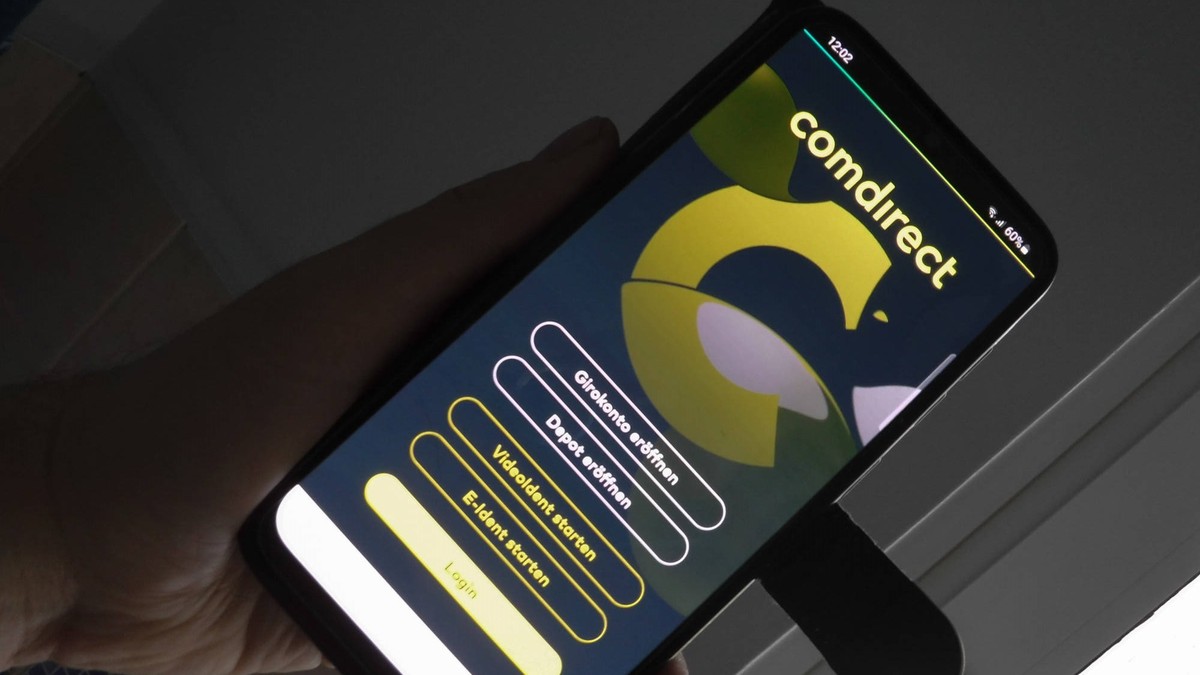 Comdirect App auf dem Handy *** Comdirect app on the cell phone Copyright: xLobeca/RalfxHomburgx