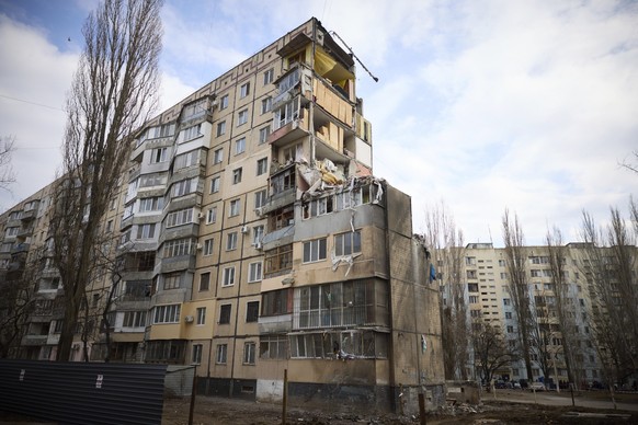 HANDOUT - 06.03.2024, Ukraine, Odessa: Das vom Pressebüro des ukrainischen Präsidenten zur Verfügung gestellte Foto zeigt 
ein beschädigtes Wohnhaus in einem Wohngebiet, das am 2. März 2024 von Russla ...