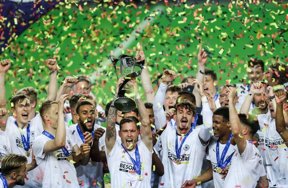 Die deutsche U21 bejubelt den EM-Titel nach dem gewonnen Finale gegen Portugal.