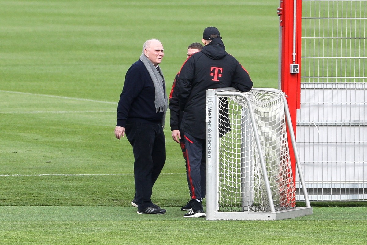 26.04.2023, Bayern, München: Fußball, Bundesliga, FC Bayern München, Training: Ehrenpraesident Uli Hoeness (l-r) und Chef-Trainer Thomas Tuchel im Gespräch auf dem Trainingsplatz. Es geht um die Meist ...