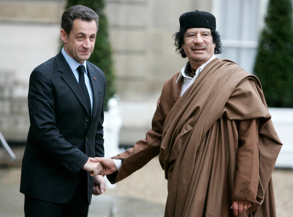 ARCHIV - 10.12.2007, Frankreich, Paris: Der damalige französische Präsident Nicolas Sarkozy (l) begrüßt den früheren libyschen Machthaber Muammar al-Gaddafi vor dem Élysée-Palast in Paris. Für den Wah ...