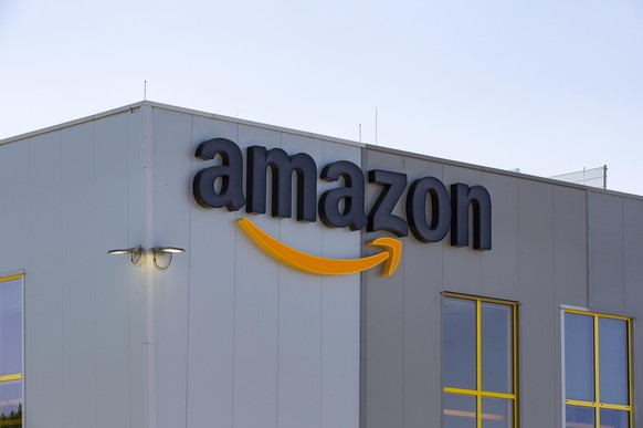 Das Logistikzentrum in Graben. Die Amazon.com, INC ist ein weltweit aufgestellter Onlineversandhändler mit Sitz in Seattle in den Vereinigte Staaten. Amazons Deutschandzentrale befindet sich in Münche ...