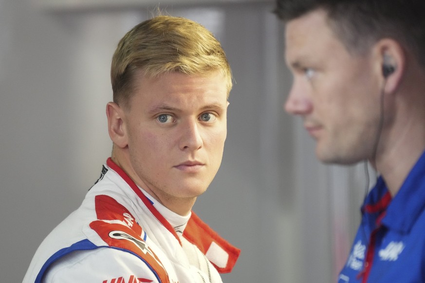 ARCHIV - 08.10.2022, Japan, Suzuka: Motorsport: Formel-1-Weltmeisterschaft, Grand Prix von Japan: Haas-Pilot Mick Schumacher aus Deutschland kommt zum dritten Training des Gro