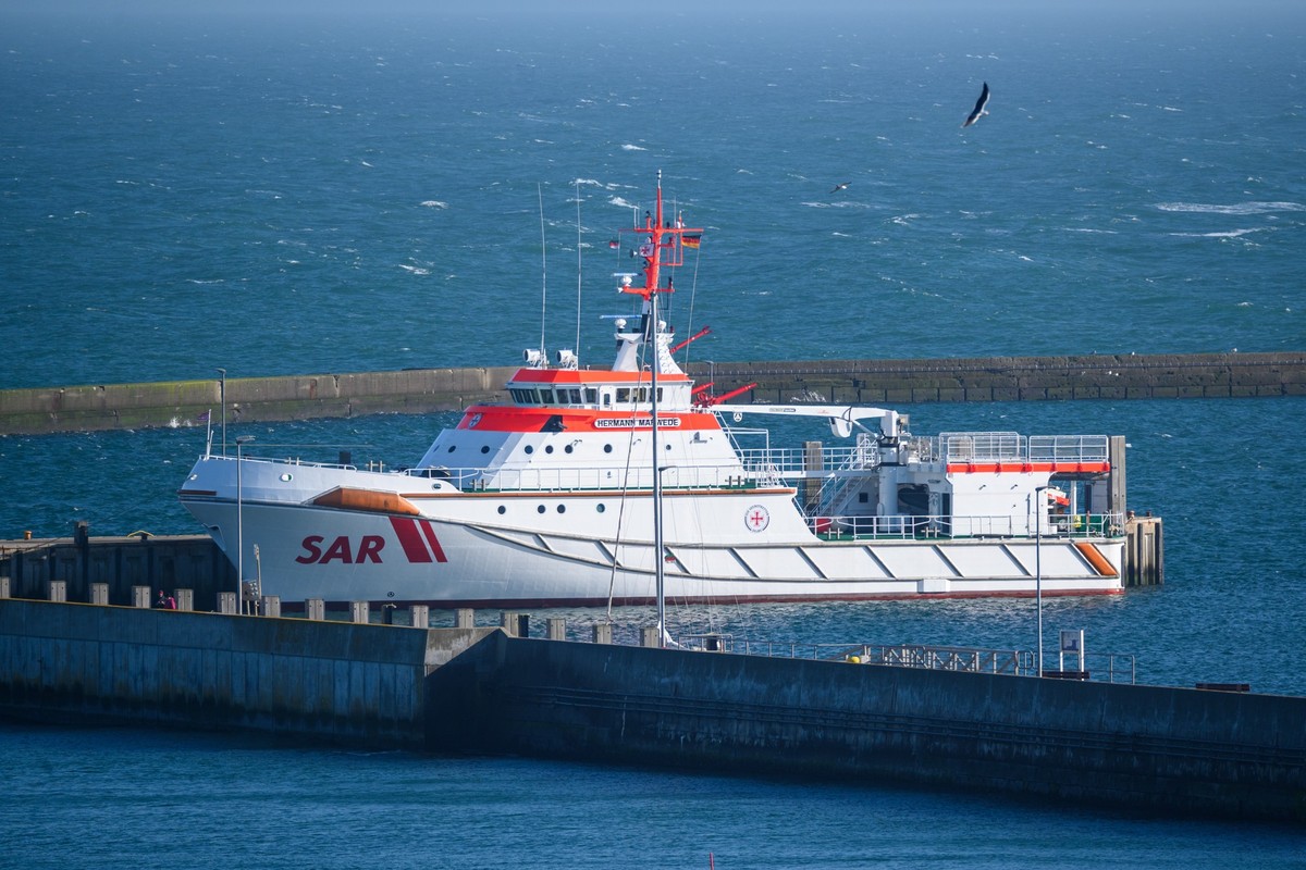 ARCHIV - 24.03.2023, Schleswig-Holstein, Helgoland: Der Seenotrettungskreuzer �Hermann Marwede� der Deutschen Gesellschaft zur Rettung Schiffbr�chiger (DGzRS) liegt im Hafen. Nach dem Zusammensto� von ...