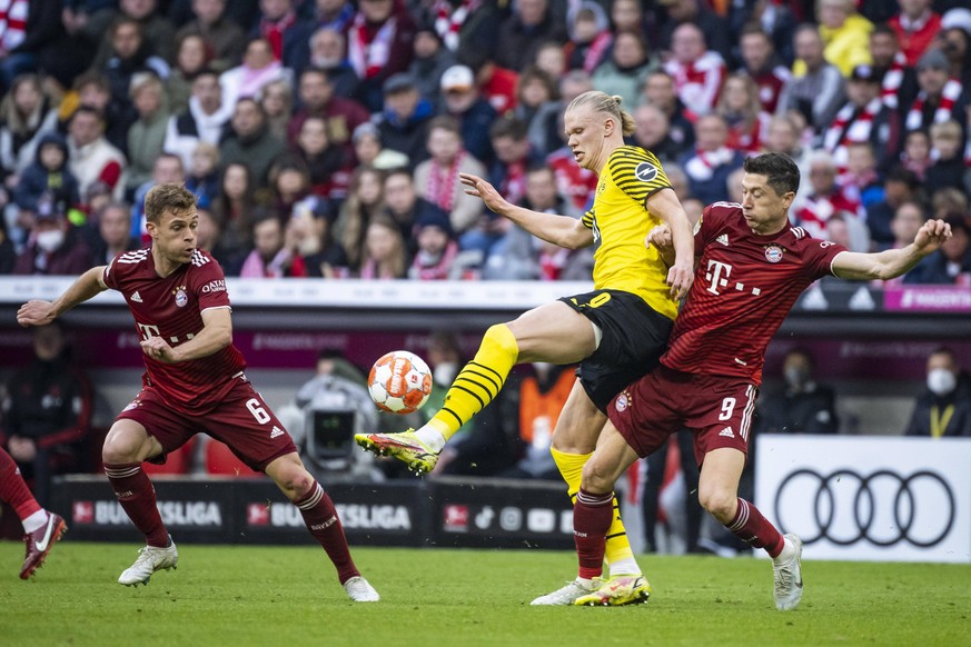 23.04.2022, xkvx, Fussball 1.Bundesliga, FC Bayern Muenchen - Borussia Dortmund emspor, v.l. Joshua Kimmich FC Bayern Muenchen, Erling Haaland Borussia Dortmund, Robert Lewandowski FC Bayern Muenchen  ...