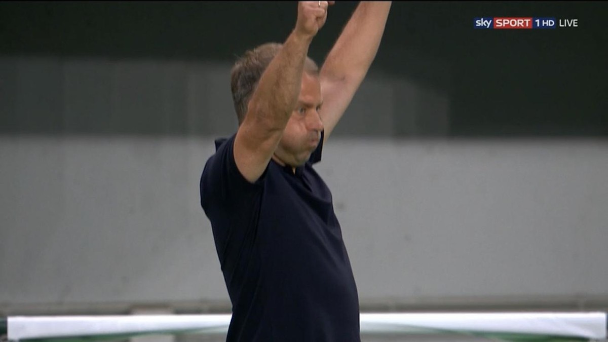 Hansi Flick freut sich über das Tor zum 2:0.