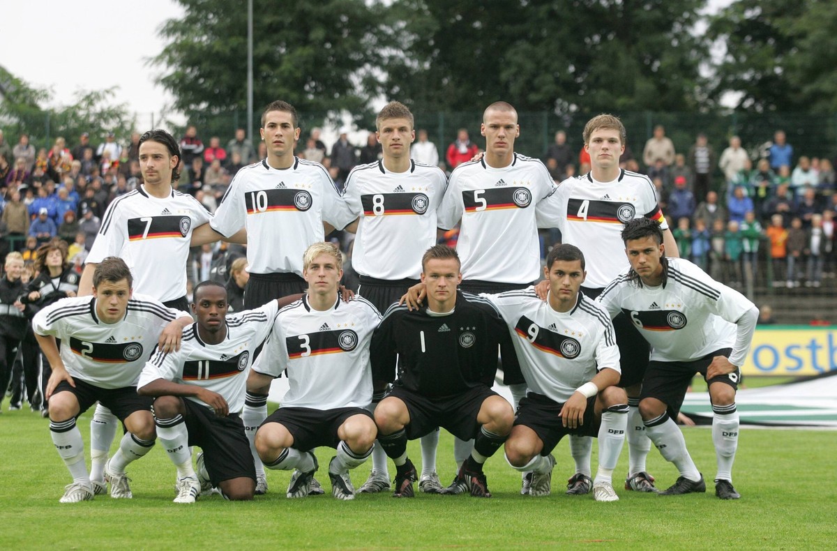 Teambild Deutschland U20, hi.v.li.: Deniz Naki, Mario Vrancic, Thomas M�ller, Christopher Schorch, Florian Jungwirth, vorn: Oliver Petersch, Savio Nsereko, Bastian Oczipka, Torwart Tom Mickel, Rahman ...