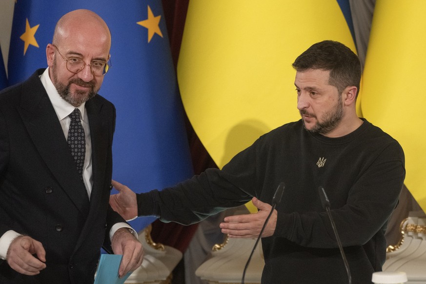 21.11.2023, Ukraine, Kiew: Charles Michel (l), Präsident des Europäischen Rates, und Wolodymyr Selenskyj, Präsident der Ukraine, stehen bei einer Pressekonferenz. Michel hat bei einem Besuch in der Uk ...